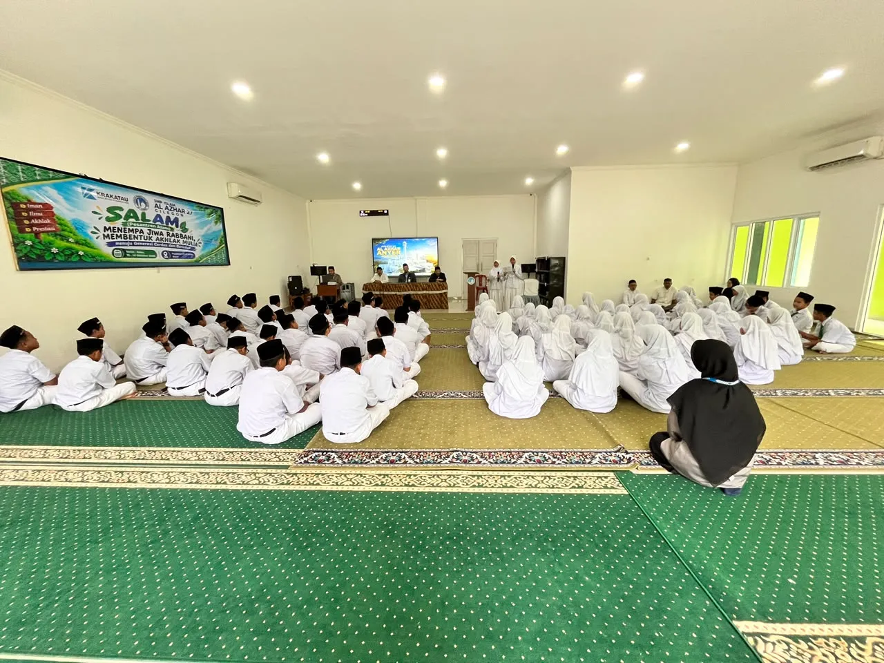 Pembelajaran di SMP Islam Al Azhar 27 Cilegon juga diarahkan untuk membangun sikap jujur, disiplin, amanah, menghargai pendapat, dan bertanggung jawab. Nilai-nilai tersebut menjadi fondasi agar siswa tidak hanya mampu menghasilkan karya yang baik, tetapi juga memahami pentingnya adab, kepedulian sosial, dan kemanfaatan ilmu.