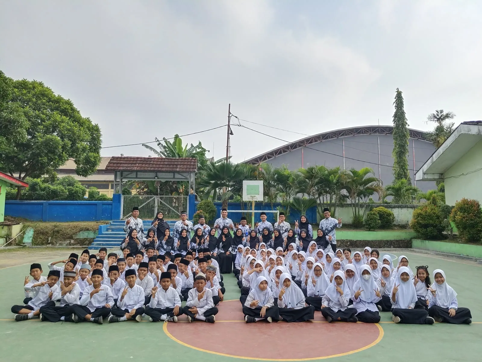 Foto bersama seluruh warga SD YPWKS II