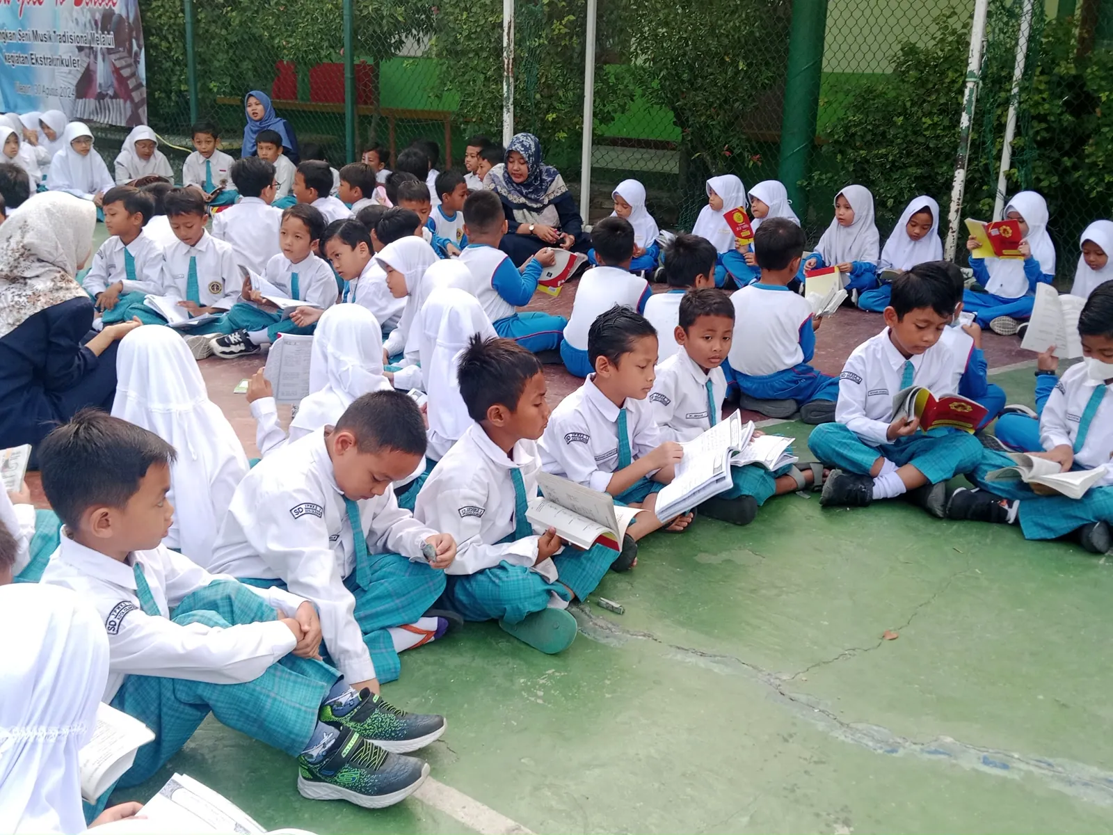 Kegiatan bersama murid di lapangan sekolah