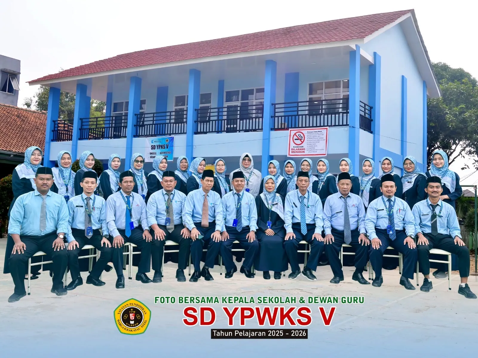 Foto bersama kepala sekolah dan dewan guru SD YPWKS V