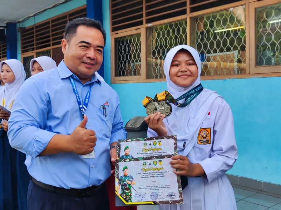 Penyerahan piagam kepada murid berprestasi