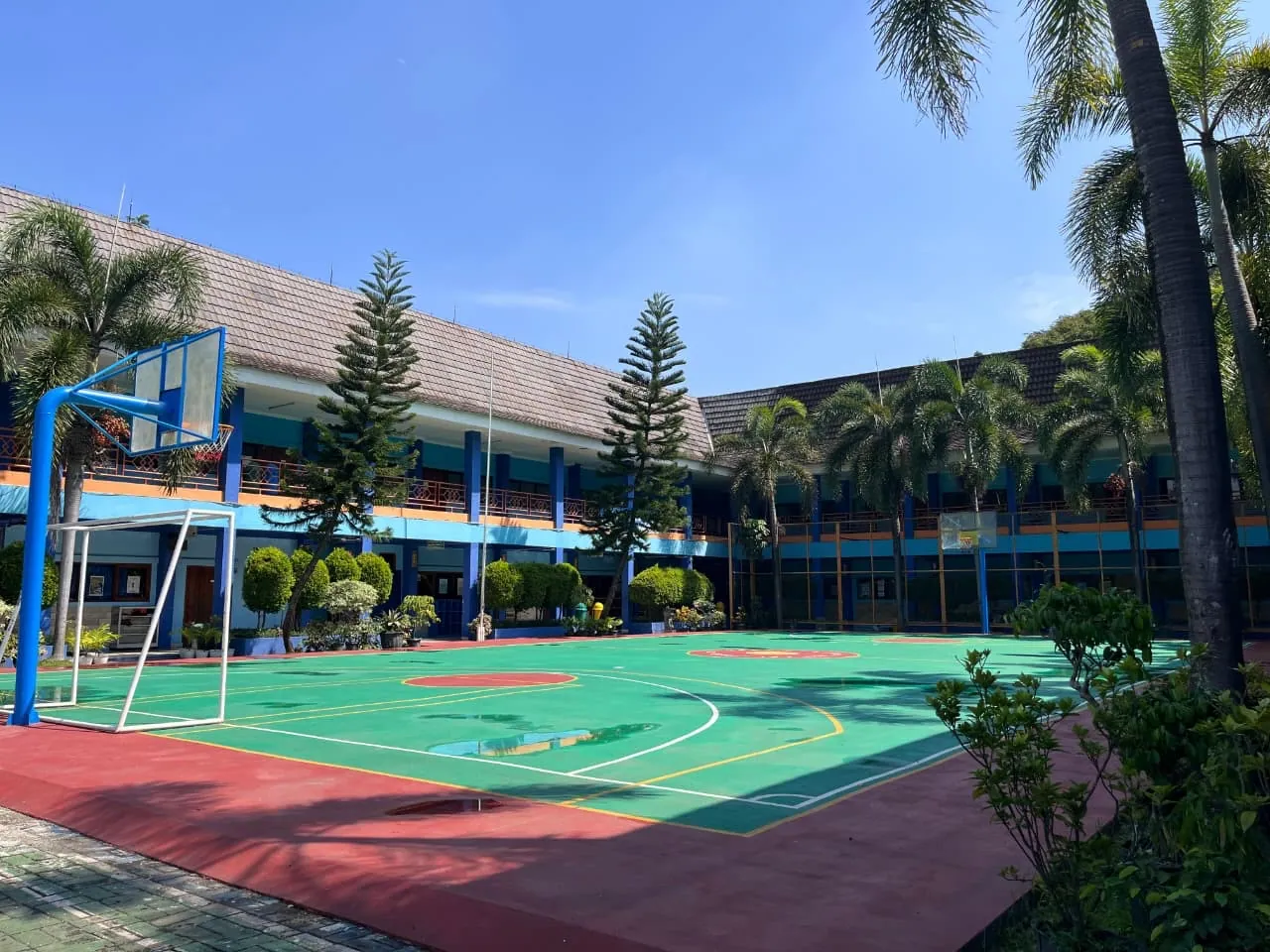 Halaman dan lapangan sekolah