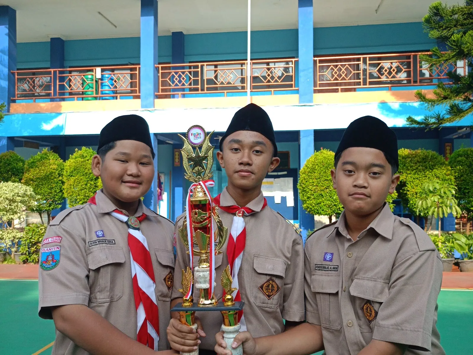 Regu pramuka dengan piala kejuaraan