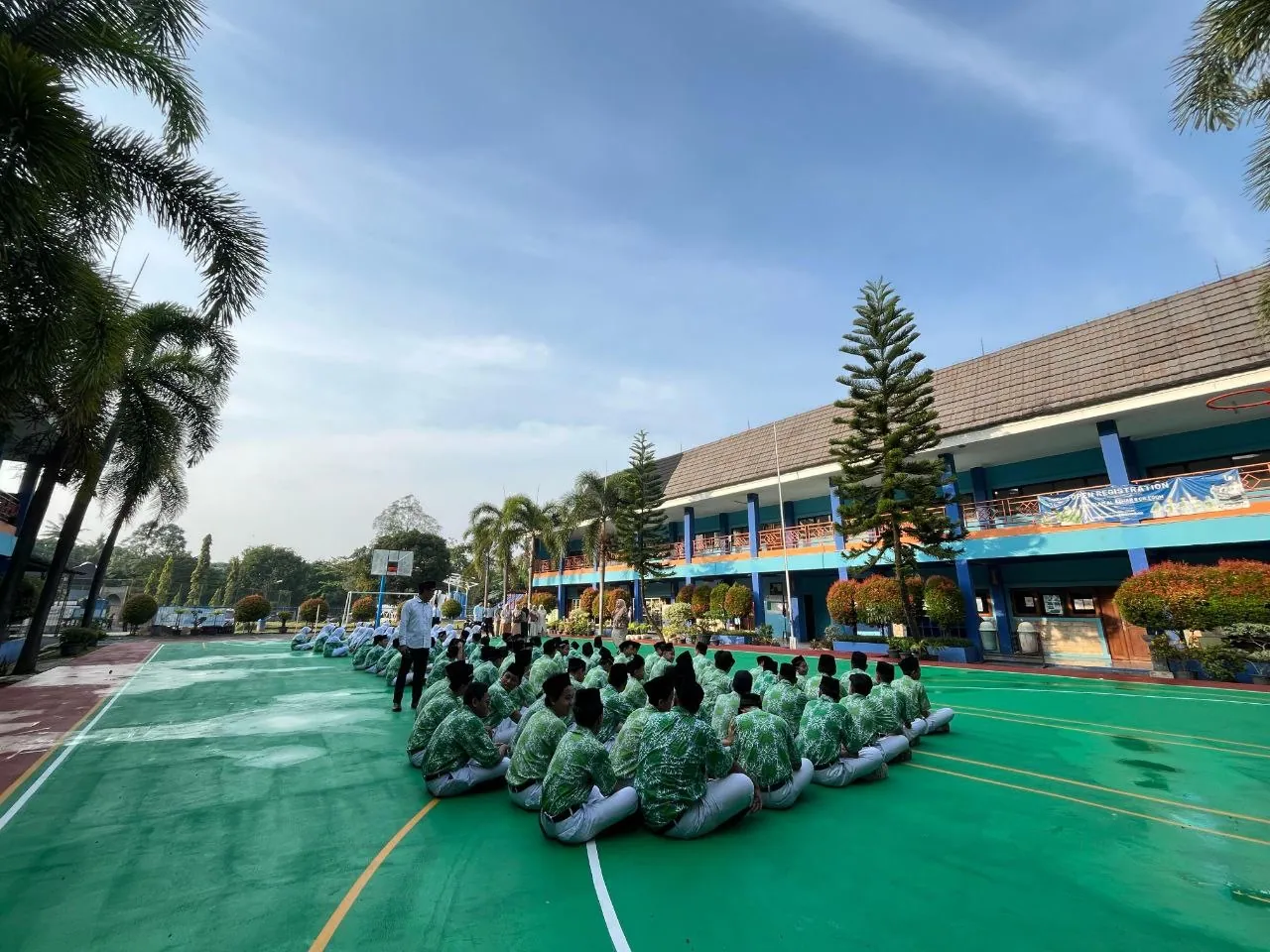 Latihan pramuka di lapangan sekolah