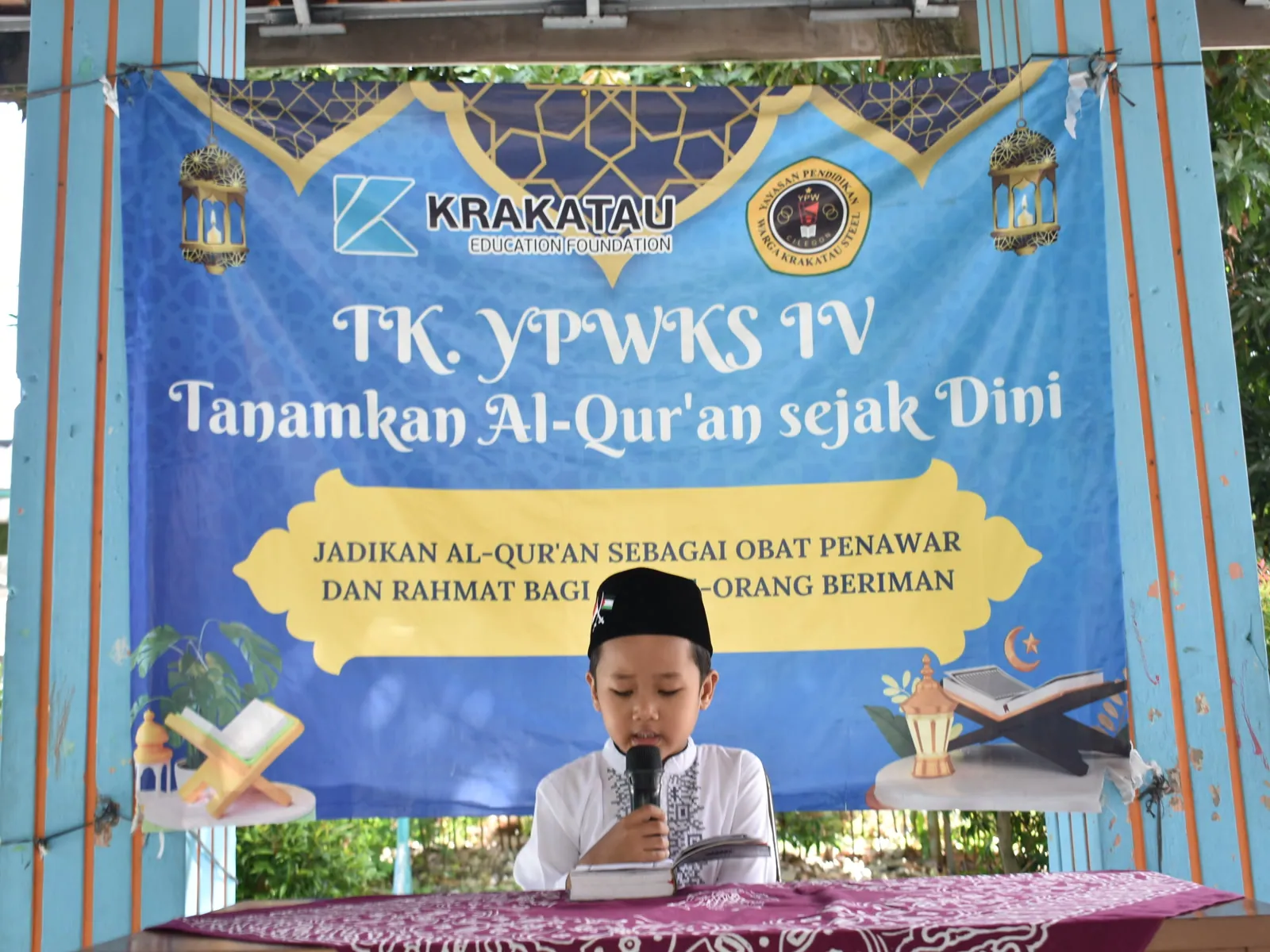 Murid membaca Al-Qur’an pada kegiatan tadarus